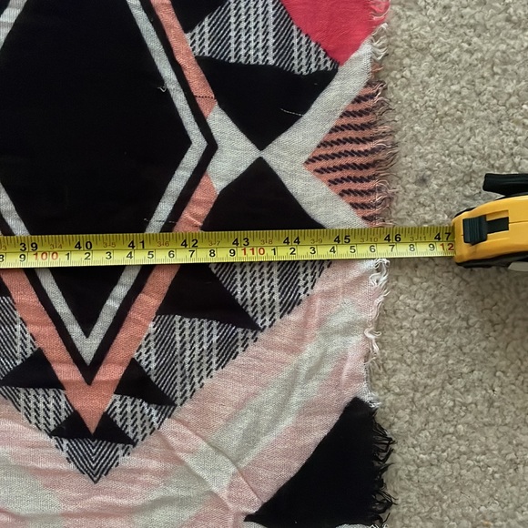 Express Geometric Print Scarf - Picture 3 of 4